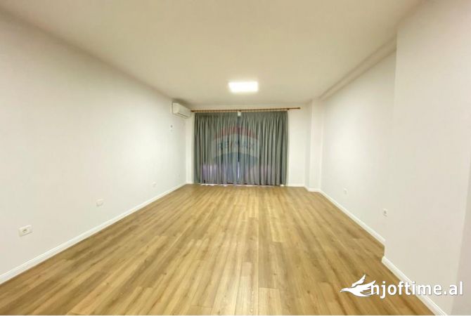 Ambient biznesi me qera 3+1 ne Tirane - 1,300 Euro