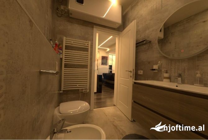 Shtepi ne shitje Apartament ne Tirane, 2+1, Mobilimi E mobiluar, Pagesa 180,000  Euro.