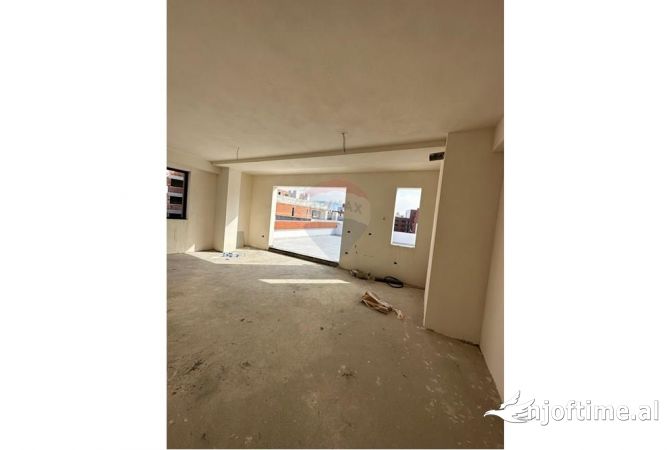 Shtepi ne shitje Apartament ne Tirane, 2+1, Mobilimi Bosh, pa mobiluar, Pagesa 213,000  Euro.