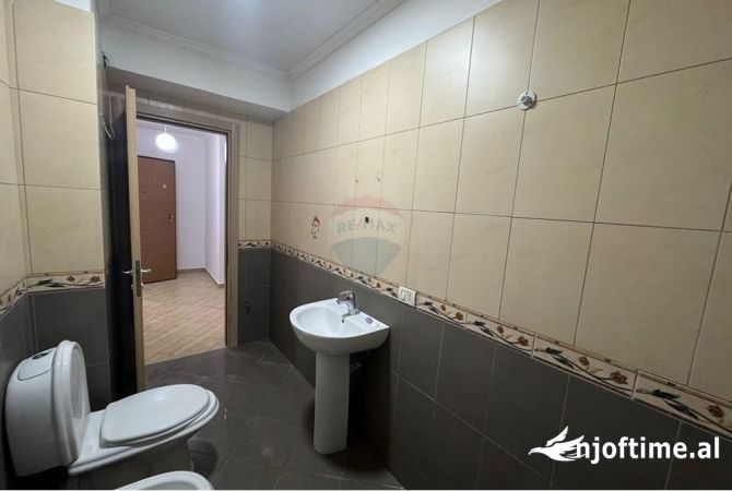 Shtepi ne shitje Apartament ne Tirane, 1+1, Mobilimi Bosh, pa mobiluar, Pagesa 89,000  Euro.