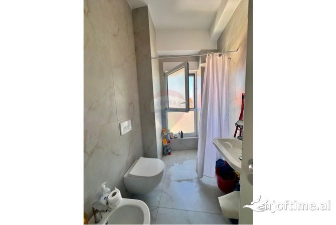 Shtepi ne shitje Apartament ne Tirane, 2+1, Mobilimi E mobiluar, Pagesa 179,900  Euro.