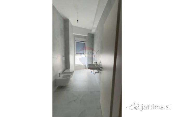 Shtepi ne shitje Apartament ne Tirane, 3+1, Mobilimi Bosh, pa mobiluar, Pagesa 16,800,000  Leke.