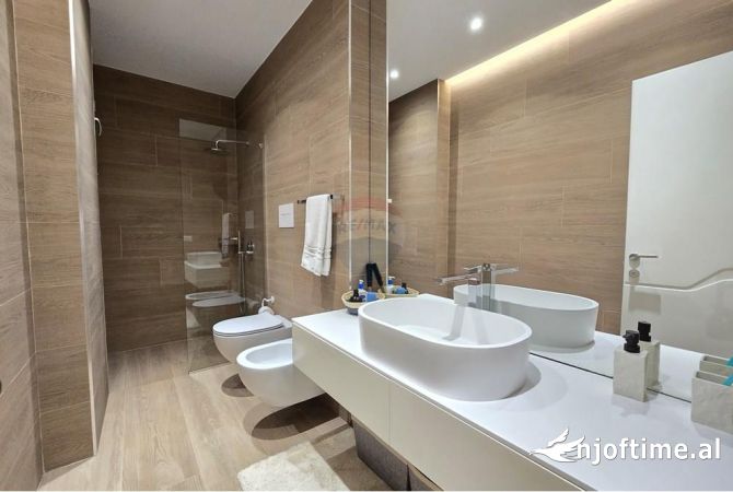 Shtepi ne shitje Apartament ne Tirane, 2+1, Mobilimi E mobiluar, Pagesa 240,000  Euro.