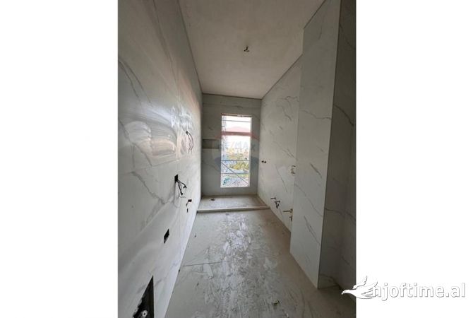 Shtepi ne shitje Apartament ne Tirane, 1+1, Mobilimi Bosh, pa mobiluar, Pagesa 136,000  Euro.