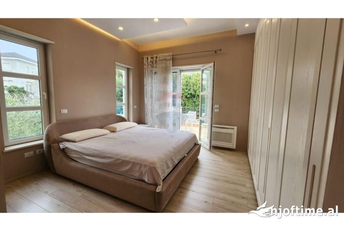 Shtepi me qera Vila Luksoze ne Tirane, 4+1, Mobilimi E mobiluar, Pagesa 4,000  Euro.