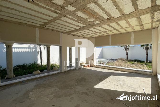 Shtepi ne shitje Vila Luksoze ne Tirane, 3+1, Mobilimi Bosh, pa mobiluar, Pagesa 680,000  Euro.