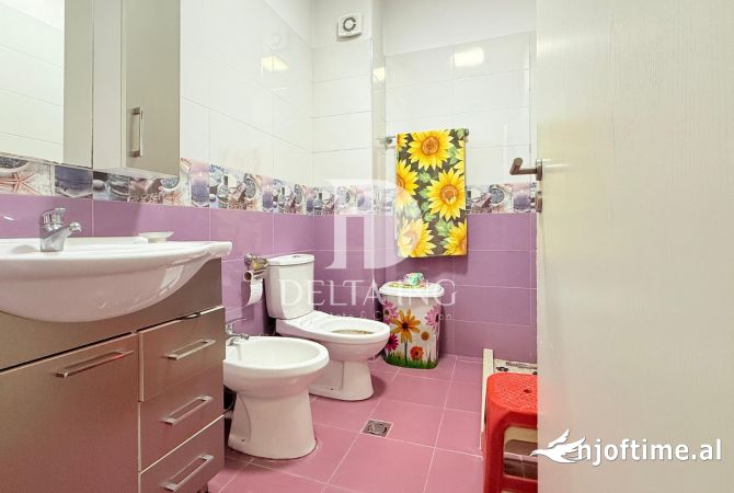 Shtepi ne shitje Apartament ne Tirane, 2+1, Mobilimi E mobiluar, Pagesa 196,000  Euro.