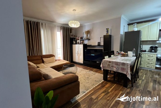 Shtepi ne shitje Apartament ne Tirane, 2+1, Mobilimi E mobiluar, Pagesa 130,000  Euro.
