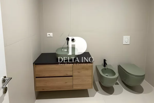 AMBIENT ME QIRA – PRANE SHKOLLES “ARBEN BROCI”, MYSYLM SHYRI