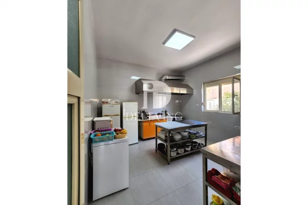 Shitet hotel funksional – Durres, prane Hotel Florida