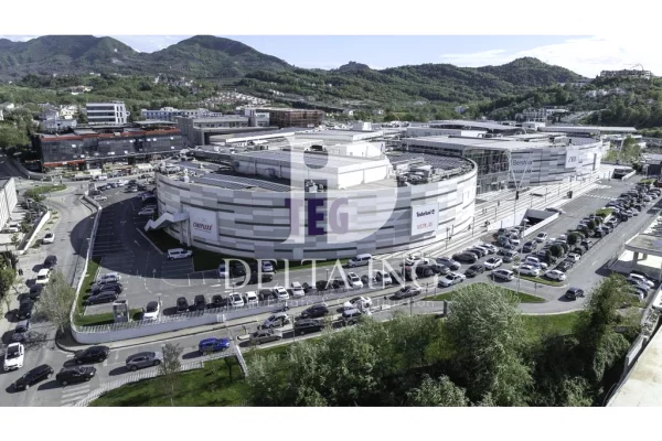 Shtepi me qera 7+1 ne Tirane - 3,000 Euro