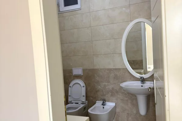 Shtepi me qera Apartament ne Tirane, 2+1, Mobilimi E mobiluar, Pagesa 70,000  Leke.