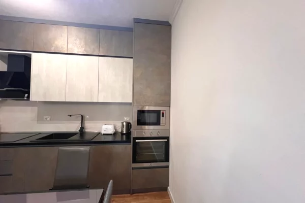Shtepi me qera Apartament ne Tirane, 2+1, Mobilimi E mobiluar, Pagesa 1,200  Euro.