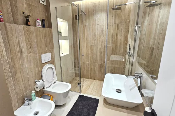 Shtepi me qera Apartament ne Tirane, 2+1, Mobilimi E mobiluar, Pagesa 1,200  Euro.