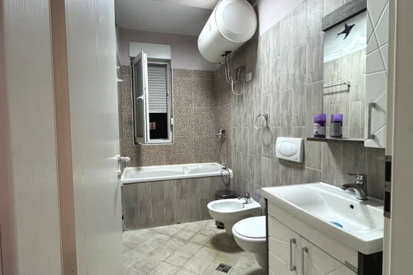 Shtepi me qera Apartament ne Tirane, 2+1, Mobilimi E mobiluar, Pagesa 650  Euro.