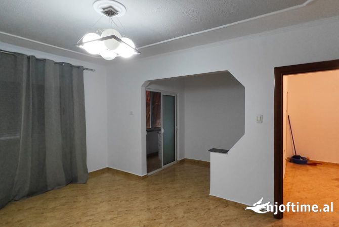 Shtepi ne shitje Apartament ne Tirane, 1+1, Mobilimi Bosh, pa mobiluar, Pagesa 70,000  Euro.