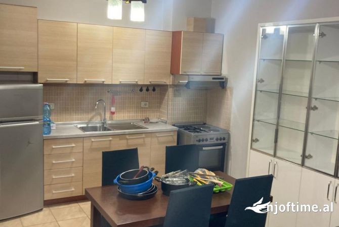 Shtepi me qera Apartament ne Tirane, 1+1, Mobilimi E mobiluar, Pagesa 550  Euro.