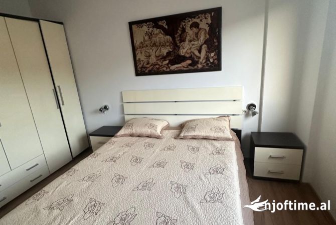 Shtepi me qera Apartament ne Tirane, 3+1, Mobilimi E mobiluar, Pagesa 550  Euro.