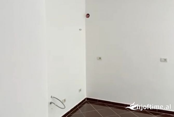 Shtepi ne shitje Apartament ne Tirane, 2+1, Mobilimi Bosh, pa mobiluar, Pagesa 100,000  Euro.