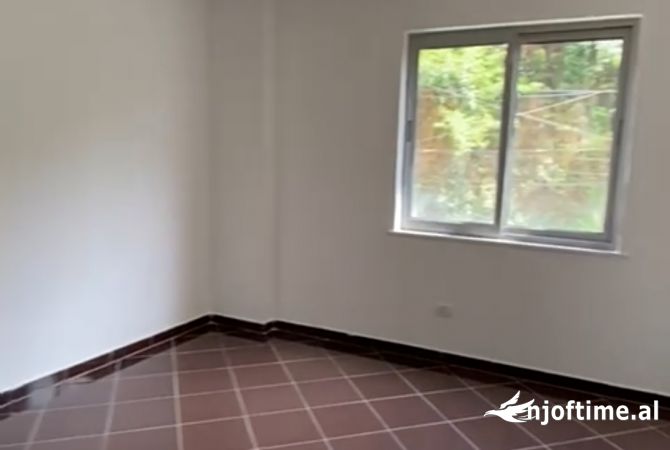 Shtepi ne shitje Apartament ne Tirane, 2+1, Mobilimi Bosh, pa mobiluar, Pagesa 100,000  Euro.