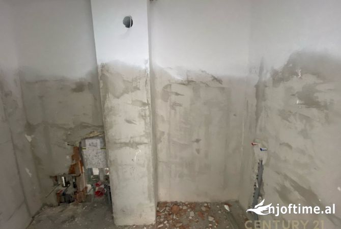 Shtepi ne shitje Apartament ne Tirane, 1+1, Mobilimi Bosh, pa mobiluar, Pagesa 93,000  Euro.