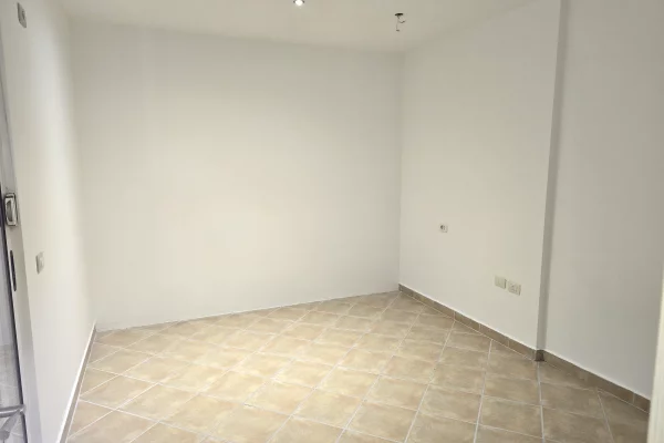 Shtepi ne shitje Apartament ne Tirane, 2+1, Mobilimi Bosh, pa mobiluar, Pagesa 228,000  Euro.