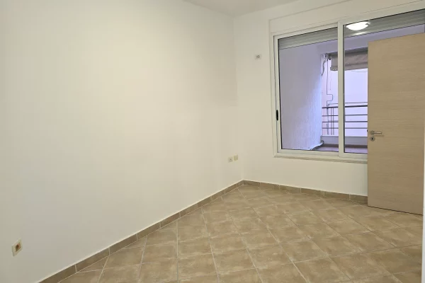 Shtepi ne shitje Apartament ne Tirane, 2+1, Mobilimi Bosh, pa mobiluar, Pagesa 228,000  Euro.