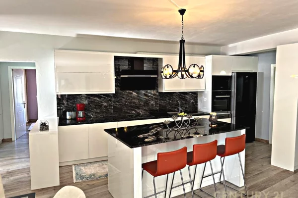 Shtepi ne shitje Apartament ne Sarande, 3+1, Mobilimi E mobiluar, Pagesa 245,000  Euro.