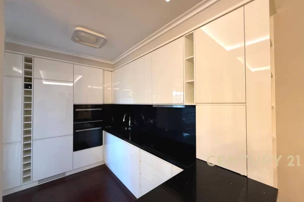 Shtepi ne shitje Apartament ne Tirane, 2+1, Mobilimi E mobiluar, Pagesa 300,000  Euro.