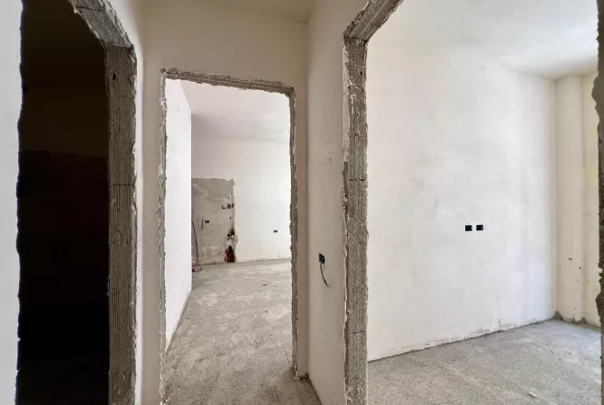 Shtepi ne shitje Apartament ne Tirane, 2+1, Mobilimi Bosh, pa mobiluar, Pagesa 260,000  Euro.