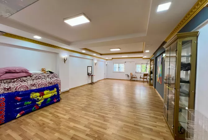 Ambient biznesi me qera 3+1 ne Tirane - 1,555 Euro