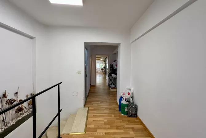 Ambiente Commerciale in Affitto 3+1 a Tirana - 1,555 Euro