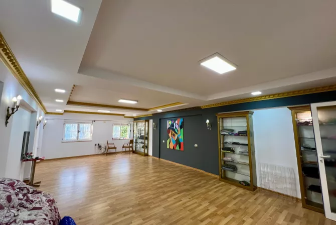 Qira, Ambient Biznesi, “Piaca – Qender” ,Tirane.