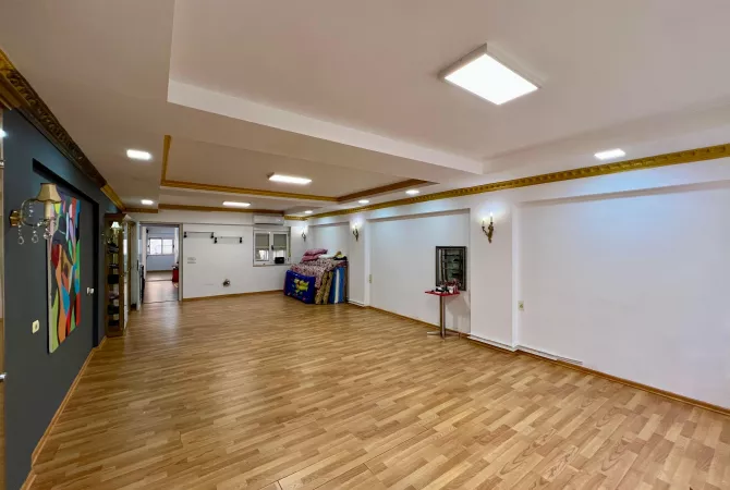 Qira, Ambient Biznesi, “Piaca – Qender” ,Tirane.