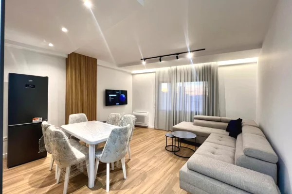 Shtepi me qera 3+1 ne Tirane - 1,200 Euro