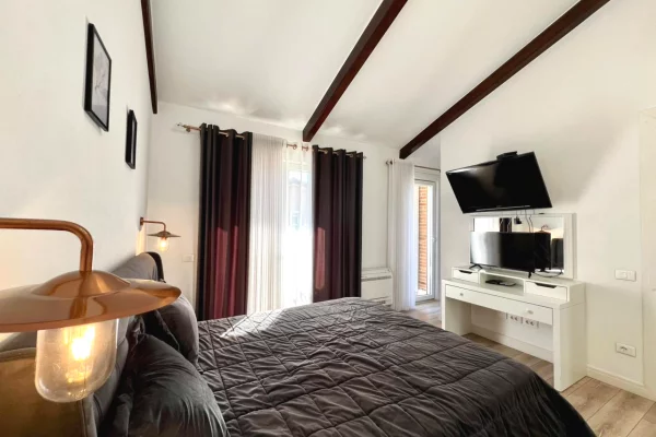 Shtepi me qera 3+1 ne Tirane - 2,200 Euro