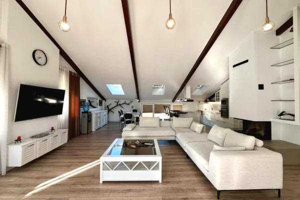 Shtepi me qera Penthose(kati i fundit panoramik) ne Tirane, 3+1, Mobilimi E mobiluar, Pagesa 2,200  Euro.