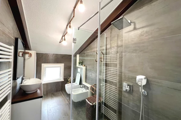 Shtepi me qera Penthose(kati i fundit panoramik) ne Tirane, 3+1, Mobilimi E mobiluar, Pagesa 2,200  Euro.