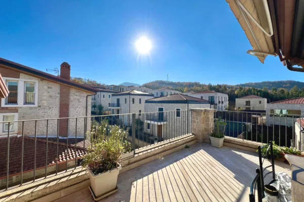 Shtepi me qera Penthose(kati i fundit panoramik) ne Tirane, 3+1, Mobilimi E mobiluar, Pagesa 2,200  Euro.