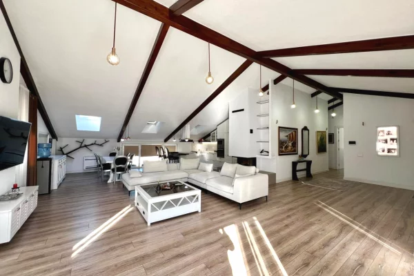 Shtepi me qera Penthose(kati i fundit panoramik) ne Tirane, 3+1, Mobilimi E mobiluar, Pagesa 2,200  Euro.