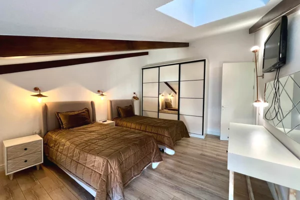 Shtepi me qera Penthose(kati i fundit panoramik) ne Tirane, 3+1, Mobilimi E mobiluar, Pagesa 2,200  Euro.