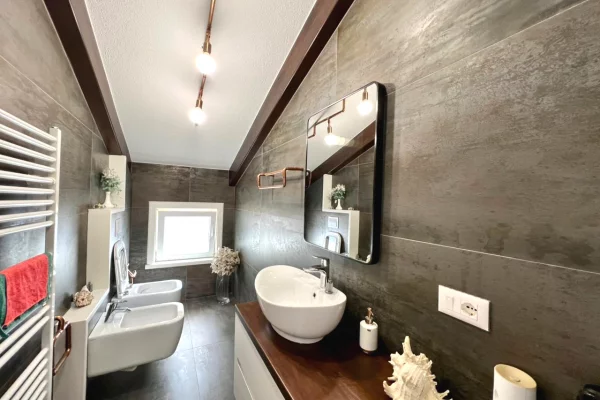 Shtepi me qera 3+1 ne Tirane - 2,200 Euro