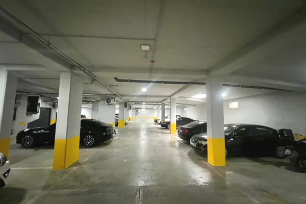 Ambiente Commerciale in Affitto 4+1 a Tirana - 100 Euro