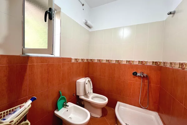 Shtepi me qera Apartament ne Tirane, 2+1, Mobilimi E mobiluar, Pagesa 35,000  Leke.