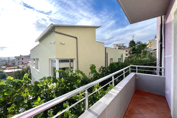 Shtepi me qera Apartament ne Tirane, 2+1, Mobilimi E mobiluar, Pagesa 35,000  Leke.