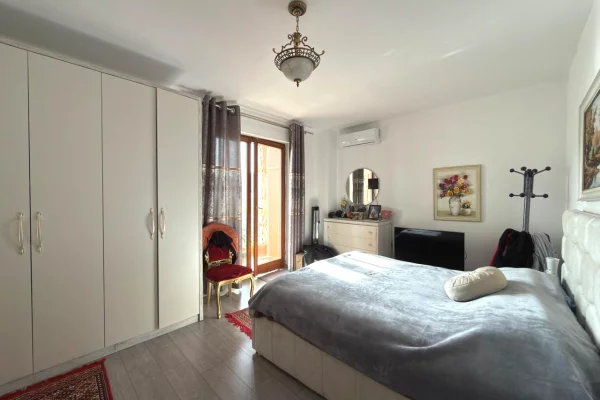 Shtepi ne shitje Apartament ne Tirane, 2+1, Mobilimi E mobiluar, Pagesa 260,000  Euro.