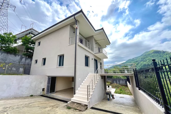 Luxury villas for sale in Tirana 3+1, In Part