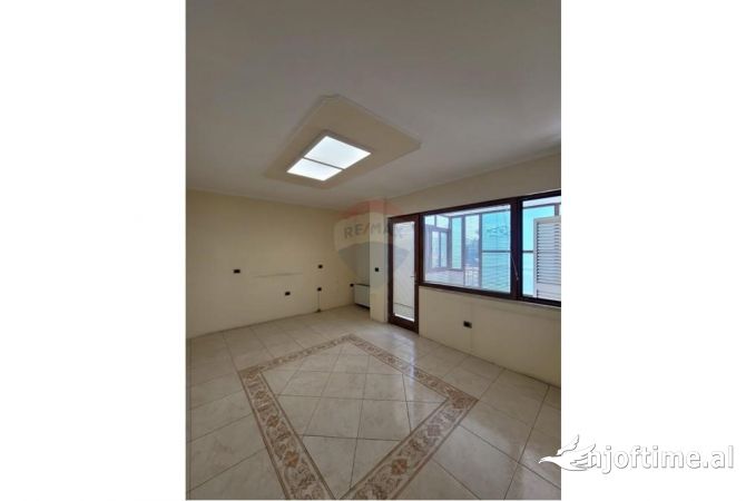 Ambient biznesi me qera 3+1 ne Tirane - 1,600 Euro