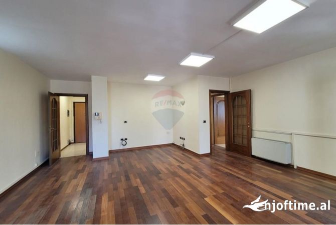 Ambient biznesi me qera 3+1 ne Tirane - 1,600 Euro