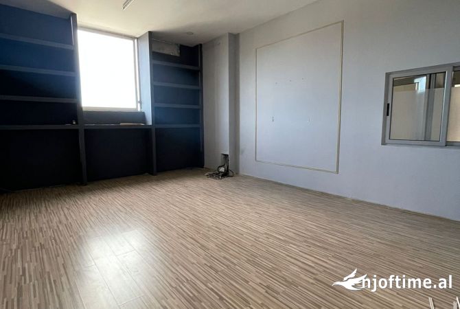 Ambient biznesi me qera 4+1 ne Tirane - 4,800 Euro